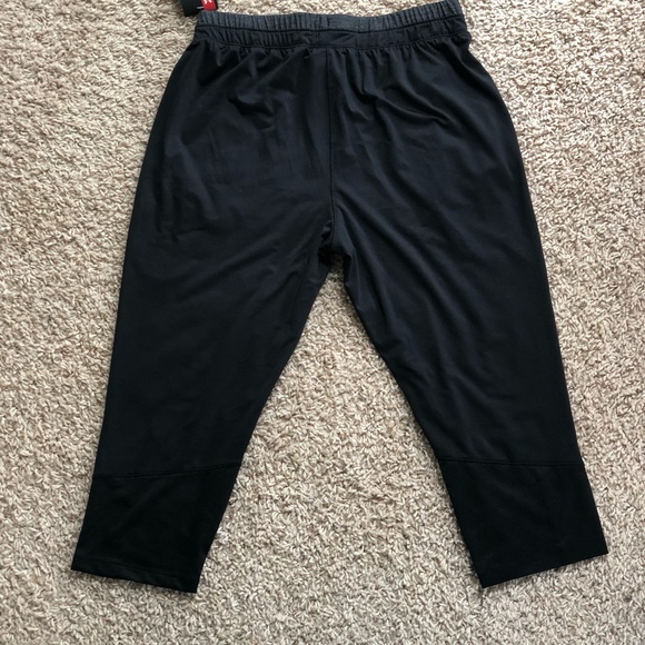 UNDER ARMOUR cropped workout pants - Picture 2 of 3